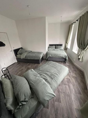Cardiff flat 3 mins to city centre sleeps up to 6
